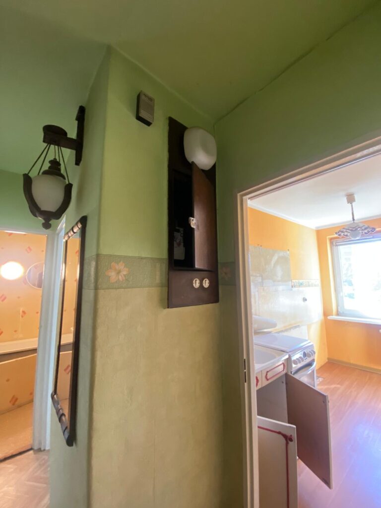 przedpokój mieszkania do remontu z lat 9-tych - ruda śląska