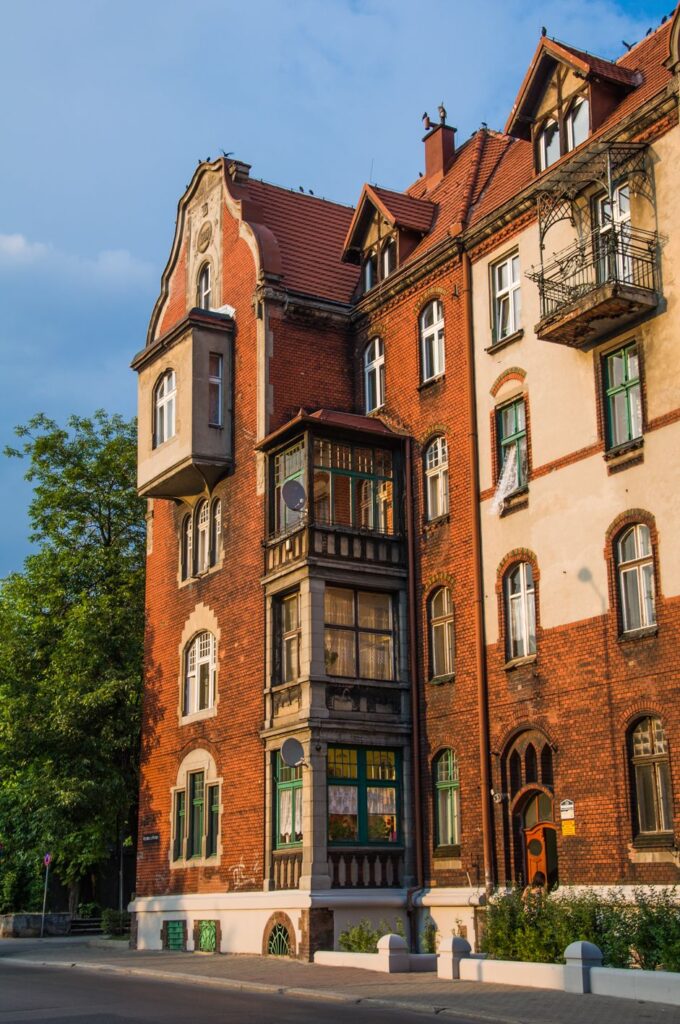 Typowa kamienica przy ulicy Korfantego w Bytomiu – autentyczny klimat nieruchomości