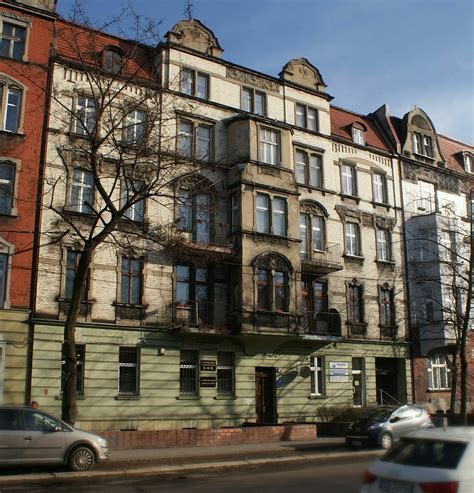 Elewacja zabytkowej kamienicy w Bytomiu z secesyjnymi detalami architektonicznymi